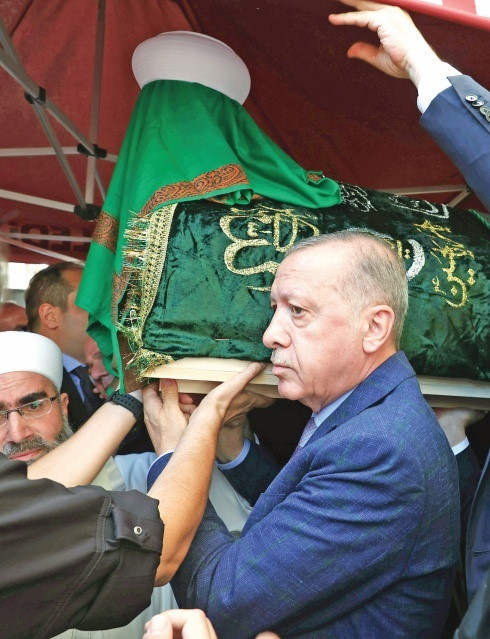 Erdoğan, Mahmut Ustaosmanoğlu’nun ntabutunu omuzladı.n