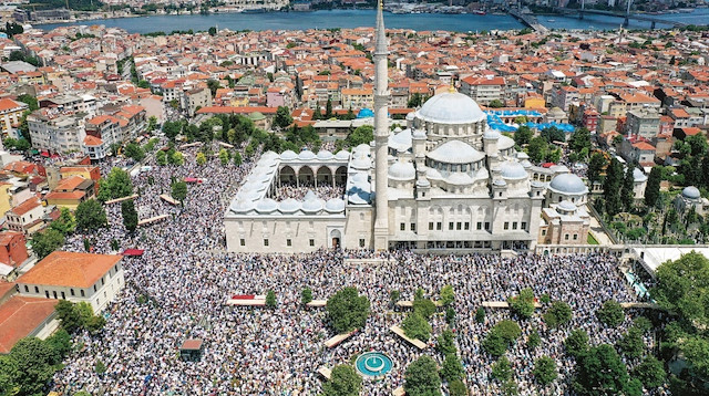 İsmailağa Cemaati’nin lideri Mahmut Ustaosmanoğlu, Fatih Camii’nde düzenlenen cenaze töreniyle son yolculuğuna yüz binlerce kişi tarafından uğurlandı. 