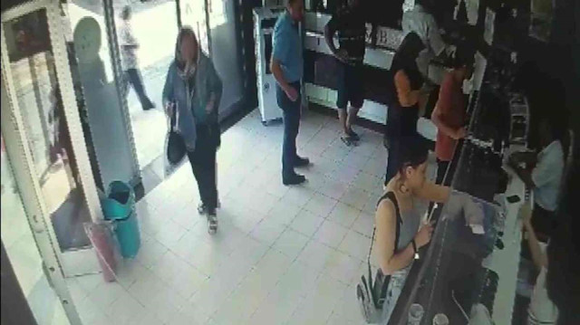 Azeri kadın paralarla eğlenirken yakalandı.