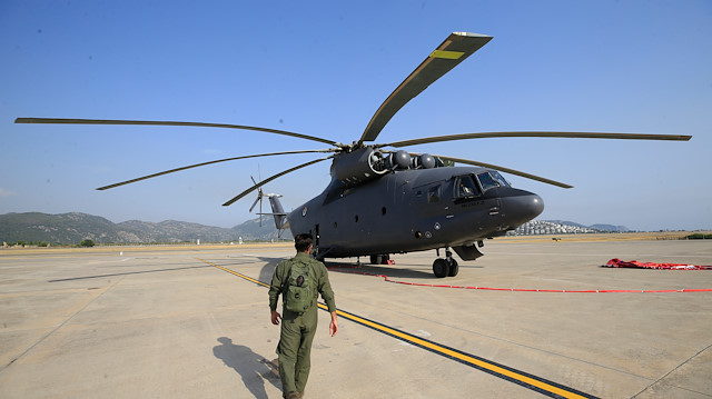 Dünyanın en büyük helikopterlerinden Mi26'nın Marmaris'te yangınla mücadelesi görüntülendi