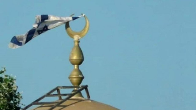 مستوطنون يرفعون العلم الإسرائيلي على مسجد جنوبي الضفة