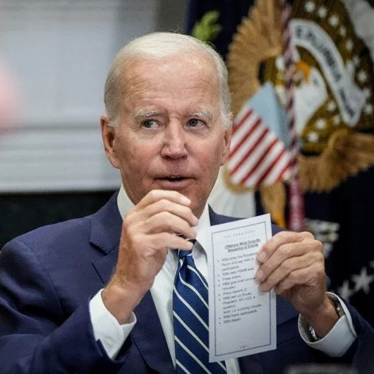 ABD Başkanı Joe Biden talimatlarıyla yakalandı: Oturacaksın 2 dakika konuşacaksın