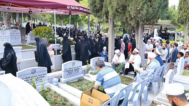 Mahmud Efendi’nin sevenleri de dün kabristana akın ederek dualar okudu. 