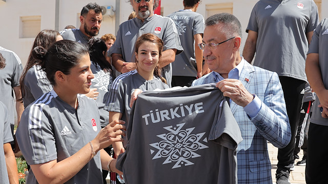 نائب أردوغان يلتقي الرياضيين الأتراك في الجزائر