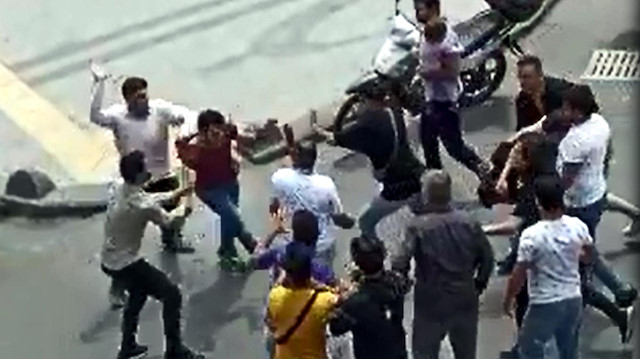 Cumhurbaşkanı ve çevredekilere hakaret edince tekme-tokat dövülen kardeşler tutuklandı.