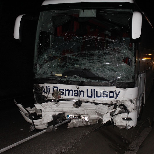 Kastamonuda yolcu otobüsü ile otomobil kafa kafaya çarpıştı