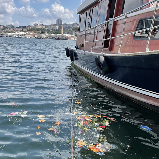 İstanbul Fatihte kıyıya vuran çöplerin oluşturduğu kirlilik çevredekileri rahatsız etti