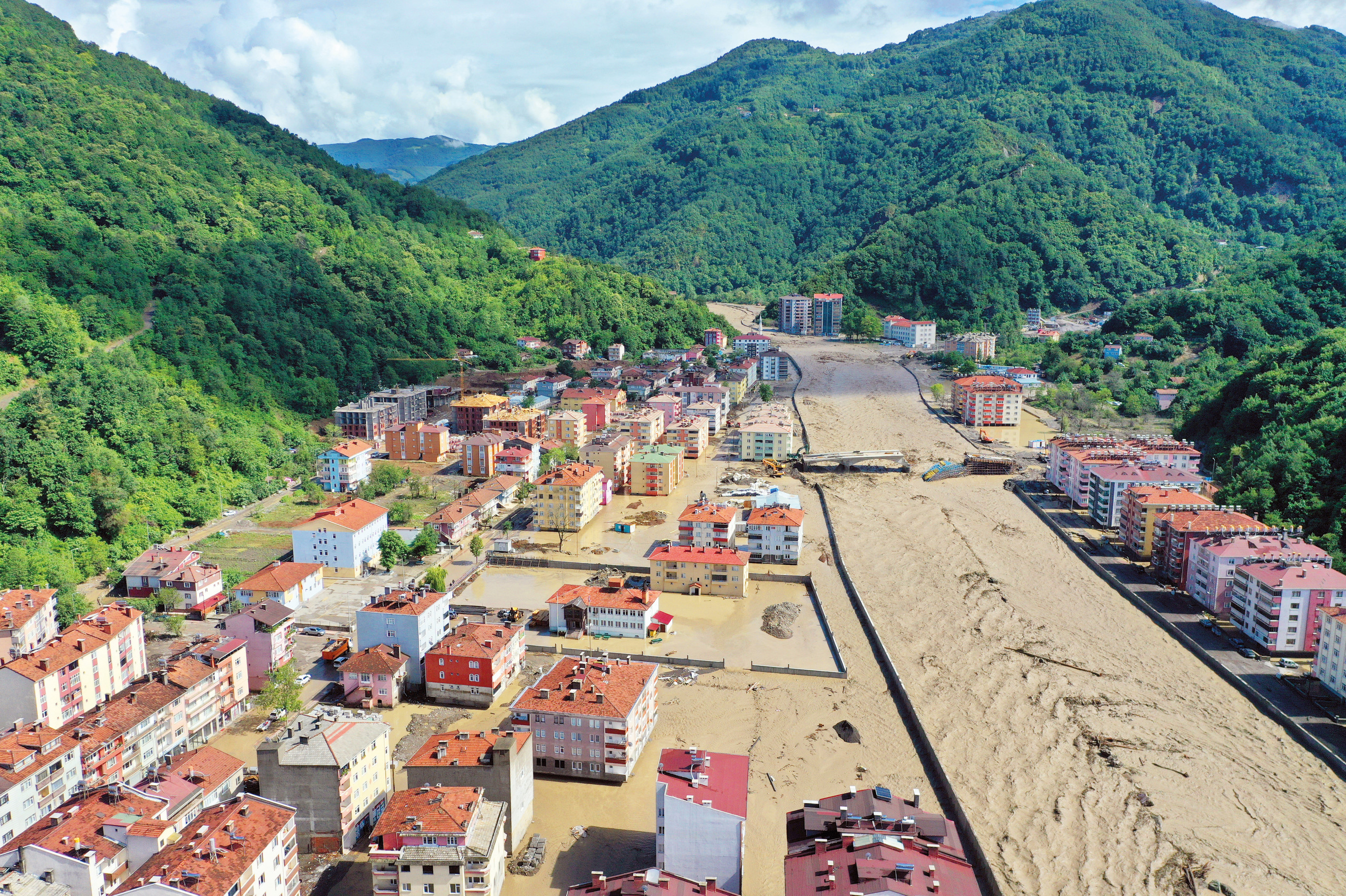 Geçen yıl 11 Ağustos'ta sel felaketi yaşayan Bozkurt'ta yine benzer görüntüler noluştu. Köprüler yıkıldı. 