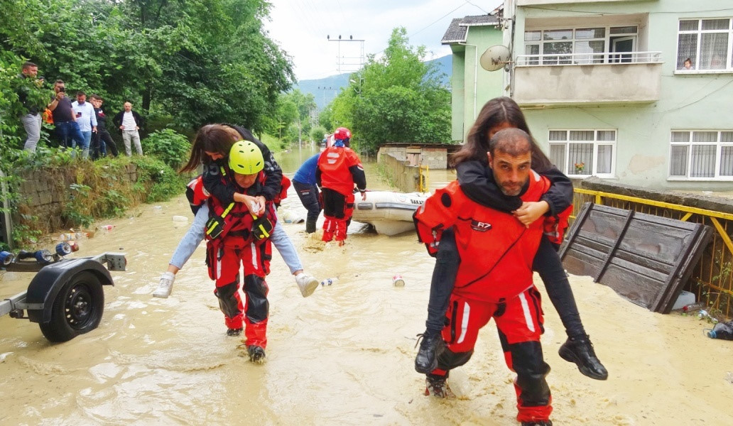 AFAD ve İHH ekipleri vatandaşları sırtında taşıdı.
