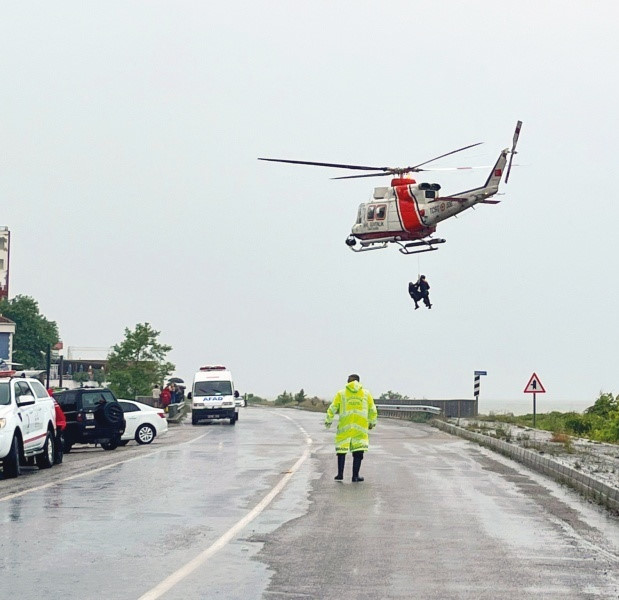 Mahsur kalan vatandaşlarnhelikopterlerle tahliye edildi.