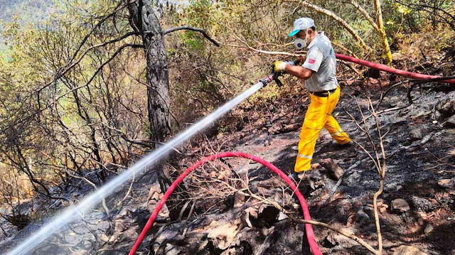 Yangın soğutma çalışmalarında orman ekipleri adeta ateş kahramanları gibi mücadele veriyor.