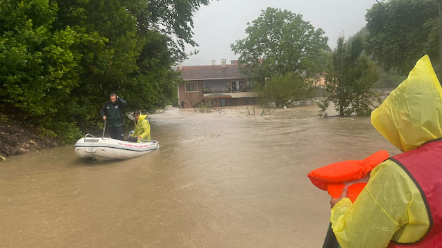 Kastamonu Bozkurt İlişi köyünden geçen çayın taşması sonucu köydeki bazı evler sular altında kaldı. Belediye DSİ ve İHH ekipleri de bölgede çalışma yürütüyor.