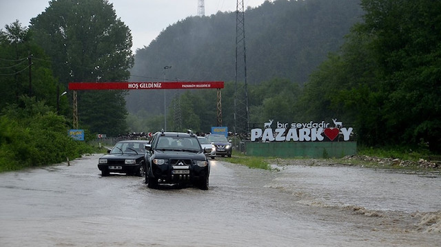 Mengen-Pazarköy yolunda ulaşım su taşkını nedeniyle kontrollü sağlanıyor.