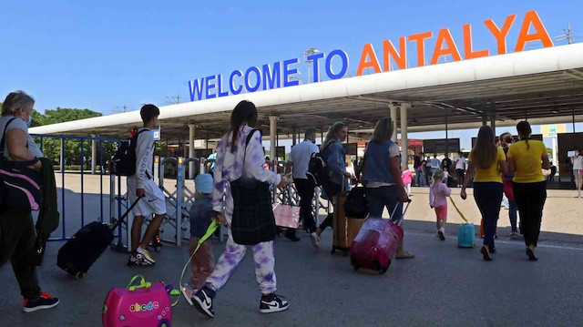 Antalya Havalimanı'nda uçuş rekoru kırıldı: Bir günde bin 3 uçak inip kalktı