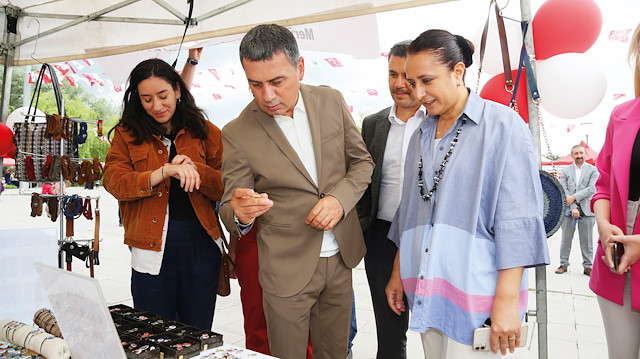 Belediye Başkanı Ramazan Şimşek, kadınların hünerli elleriyle yaptığı çalışmaların kendilerini mutlu ettiğini ve her daim destekçileri olduklarını söyledi.