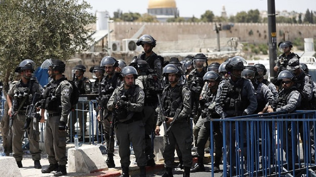 شرطة الاحتلال تقتحم باحات الأقصى بحثا عن فلسطيني