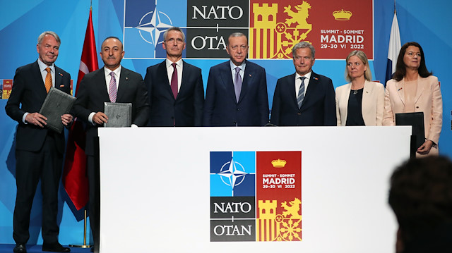 Türkiye, İsveç ve Finlandiya arasında, İsveç ve Finlandiya'nın NATO üyelik süreçleri hakkında üç ülkenin liderlerinin huzurunda üçlü memorandum imzalandı.