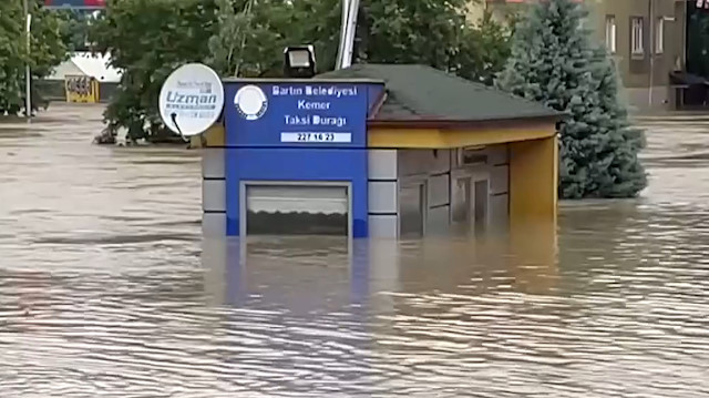 Bartın'da tarihi Kemerköprü'nün sular altında kaldığı bölgede çok sayıda iş yerini su bastı