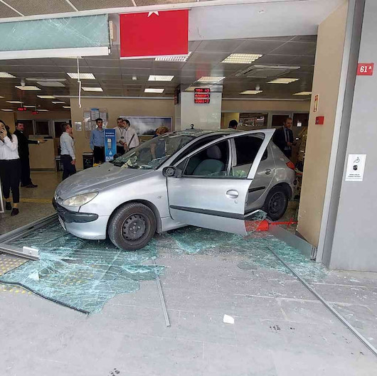 Bahçelievlerde kontrolden çıkan otomobil bankaya girdi