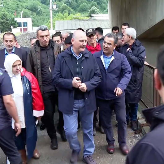 Bakan Soylu sele kapılan kepçe operatörünü arama çalışmalarını inceledi
