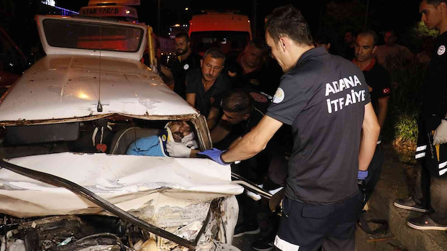Adana'da otomobil servis aracına çarptı: Bir ölü beş yaralı