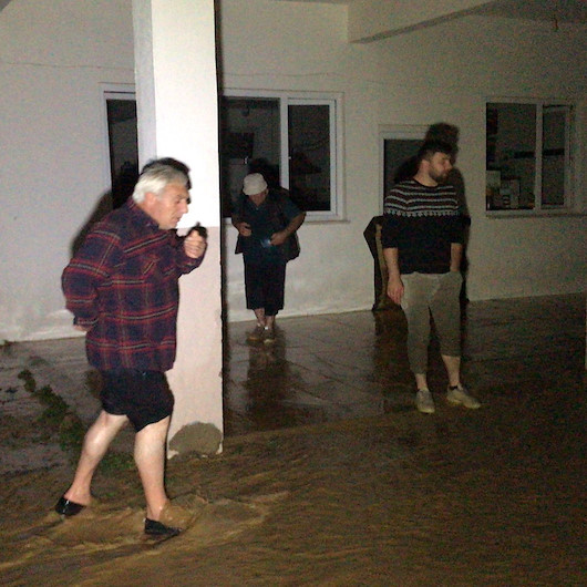 Sakaryada dere taştı ev ve iş yerlerini su bastı