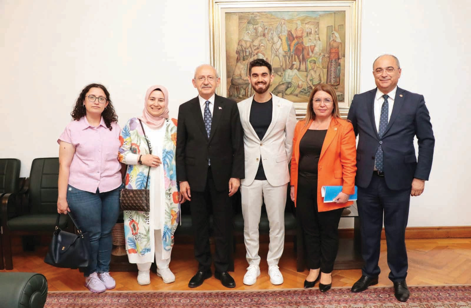 Melek Çetinkaya bu fotoğrafı, “Desteğini esirgemeyen Kılıçdaroğlu’na teşekkür ettik. Hapishanede kalan askeri öğrencileri ve erleri konuştuk. nMücadeleye devam” notuyla paylaştı.