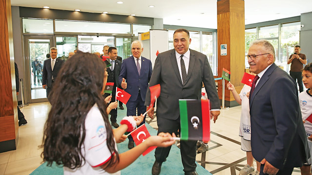 Başkan Büyükkılıç, Misrata Belediye Başkanı Mahmud Mohamed Sigutri ile beraberindeki heyeti, mehteran takımının marşları ve Spor A.Ş.’nin minik sporcularının ellerinde Türk ve Libya bayrakları ile karşıladı.