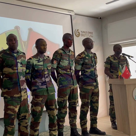 Türkçe diplomalarını alan Senegalli askerler Mehmet Akifin şiirini okudu