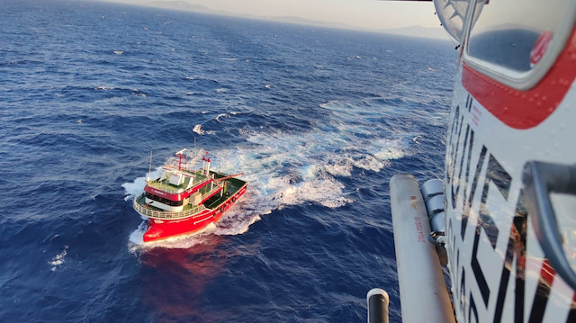 İzmir'de balıkçı teknesinde fenalık geçiren kişi helikopterle kurtarıldı