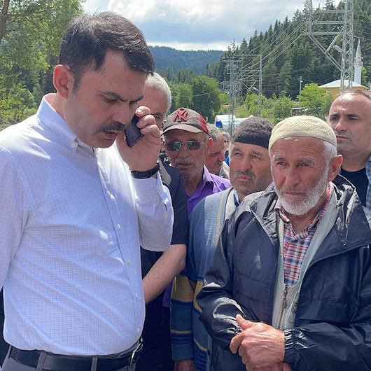 Bakan Kurum sele kapılan gencin hacdaki babasıyla görüştü: Hakkımızı kaybederiz diye düşünüyorlarsa gelecek sene de yollarız