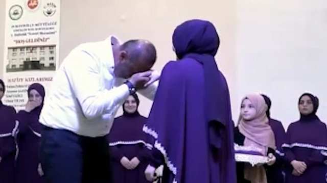 Samsun'da hafızlık icazetini alan kızının elini öptü