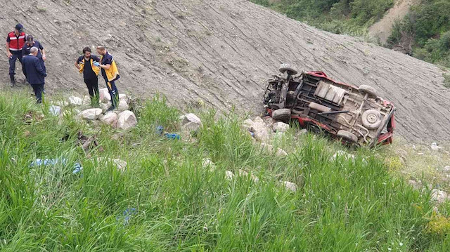 Minibüs, Çamlıkaya köyünde yaklaşık 300 metrelik uçuruma yuvarlandı.
