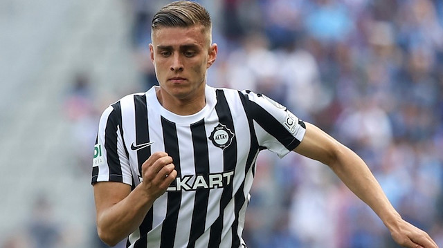 Geçen sezon Süper Lig'de 23 maça çıktı ve 2 asist kaydetti.