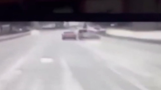 Ankara'da makas atan sürücünün çarptığı hafif ticari araç takla attı