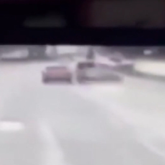 Ankarada makas atan sürücünün çarptığı hafif ticari araç takla attı