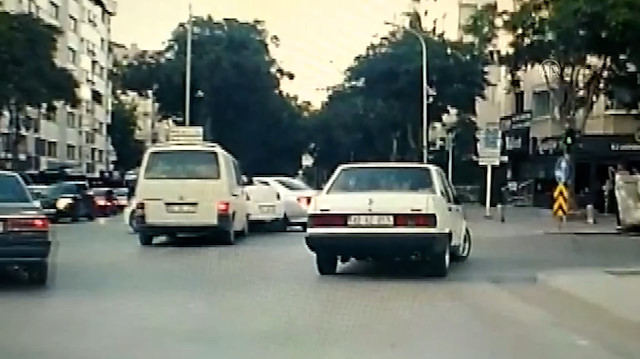 Kırmızı ışıkta geçen araç zincirlemeye kazaya sebep oldu: Kaza anı kamerada