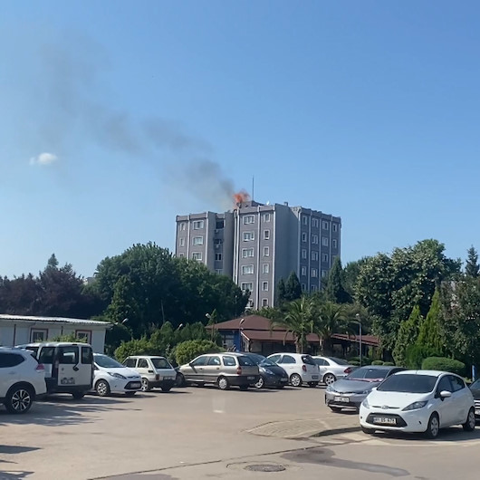 İzmitte binanın çatısı küle döndü
