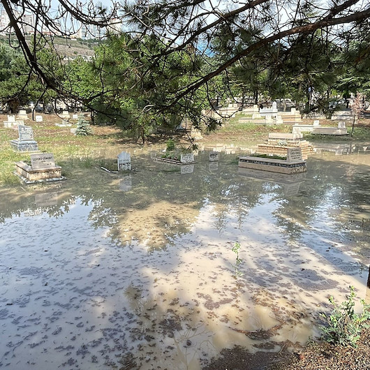 Ankarada mezarlık göle döndü: Mezarlar su altında kaldı