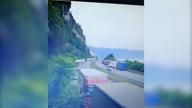Artvin'deki heyelan anı güvenlik kamerasında: Kayalar yol kenarında bekleyen TIR'ların üzerine devrildi