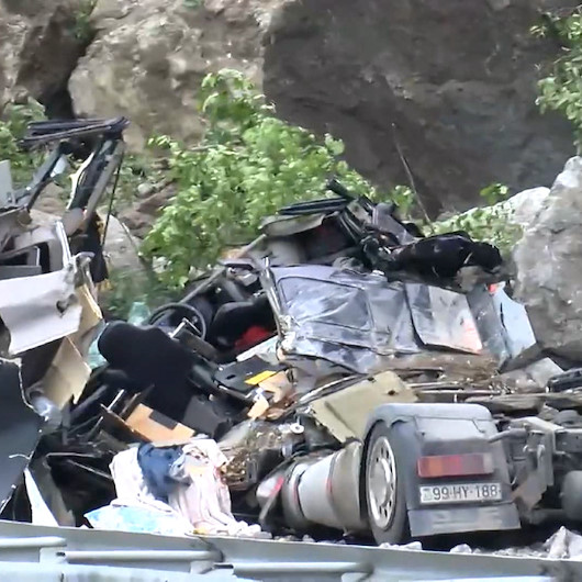 Artvindeki heyelanda kayaların altında kalan TIR şoförü öldü
