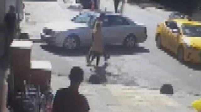 İstanbul Kadıköy'de eski sevgilisini kaçırmaya çalışan şüpheliye esnaf engel oldu