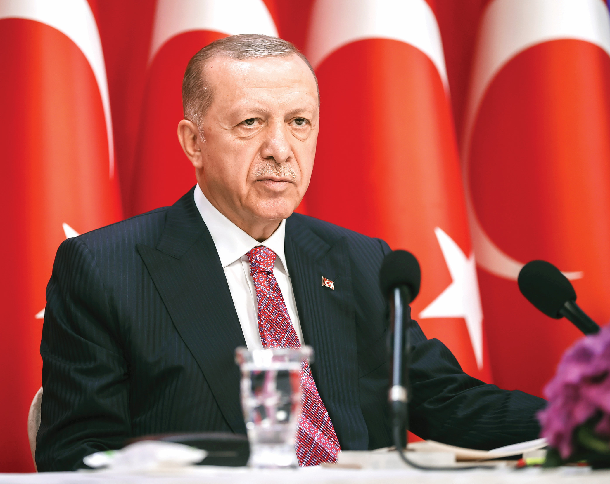 Erdoğan, yapılan zammı önce yüzde 25 olarak açıkladı ancak sonrasında sehven böyle dediğini ve zammın yüzde 30 olduğunu söyledi.