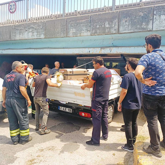 Kocaelide kasasında çeyiz bulunan kamyonet alt geçitte sıkıştı