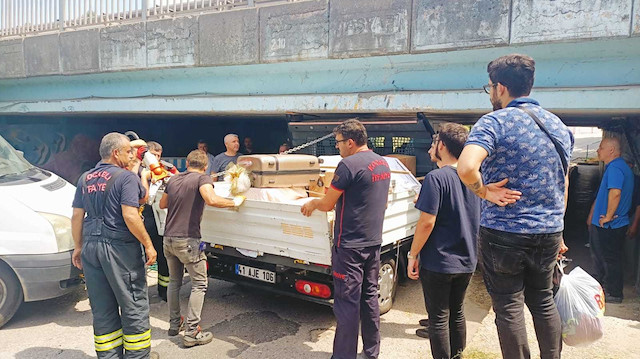 Kocaeli'de kasasında çeyiz bulunan kamyonet alt geçitte sıkıştı