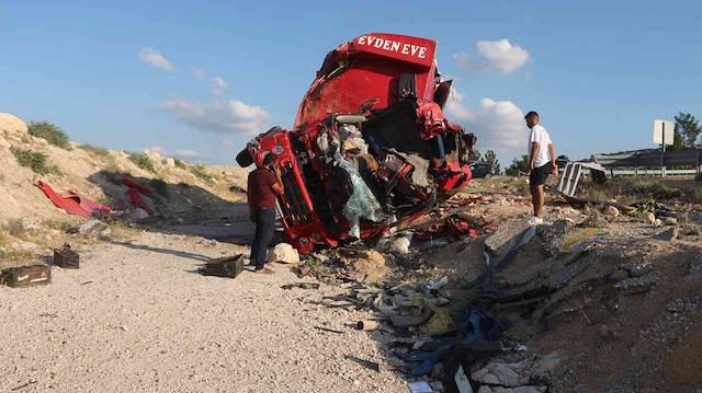 Mersin’de yoldan çıkan nakliye kamyonu şarampole devrildi: Dört kişi hayatını kaybetti