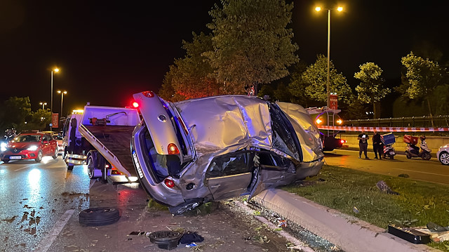 İstanbul Kartal'da ağaca çarpıp takla atan otomobildeki 2 kişi yaralandı