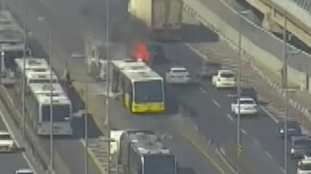 İstanbul'da Haliç köprüsü üzerinde bir metrobüste yangın çıktı