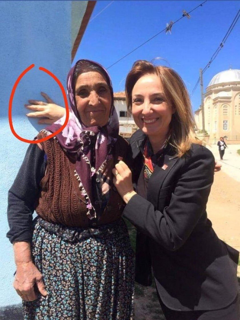 CHP'li Aylin Nazlıaka'nın birlikte poz verdiği kadına dokunmama çabası tepki topladı! O skandal fotoğraf,  Marine Le Pen'i yeniden hatırlattı