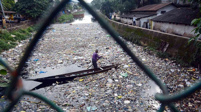 Hindistan'da çevre kirliliği sorunu için tek kullanımlık plastik yasağı getirildi